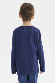 Polera de niño azul oscuro con estampado central de controles de videojuegos y texto The Game en estilo moderno