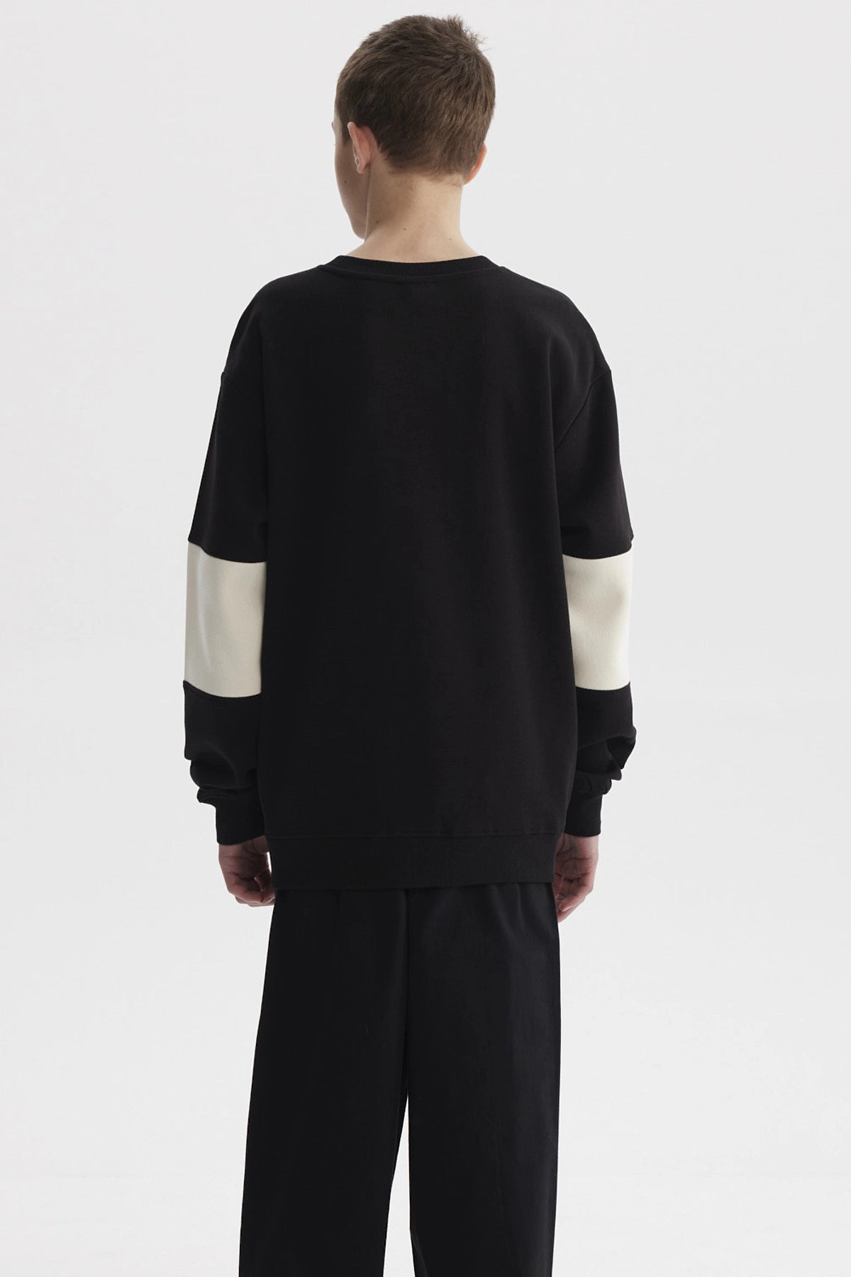 Polerón negro para niño con franjas blancas y texto ATLANTA en el pecho estilo casual gráfico moderno