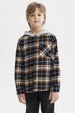 Camisa de niño a cuadros en tonos mostaza azul y blanco con capucha gris estampa a cuadros en todo el frente