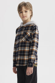 Camisa de niño a cuadros en tonos mostaza azul y blanco con capucha gris estampa a cuadros en todo el frente