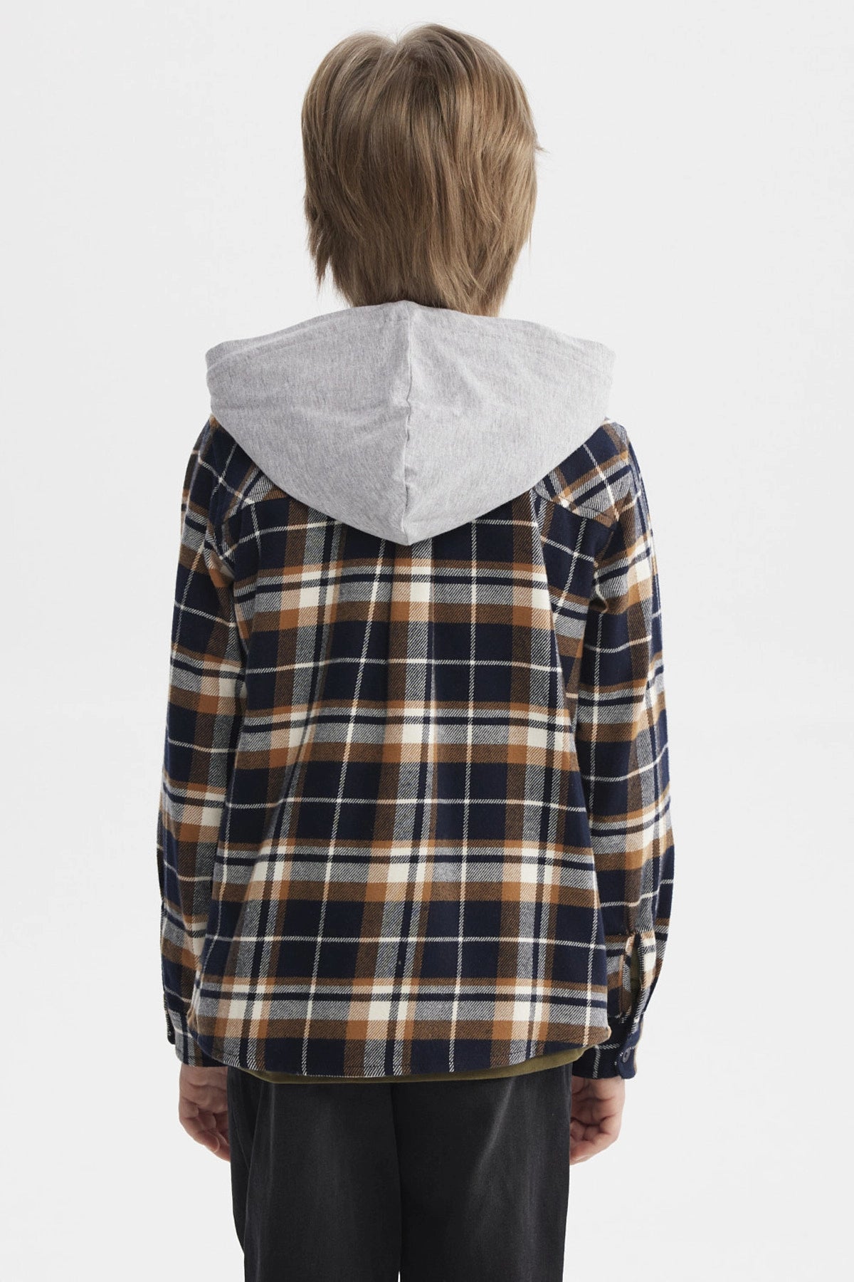 Camisa de niño a cuadros en tonos mostaza azul y blanco con capucha gris estampa a cuadros en todo el frente