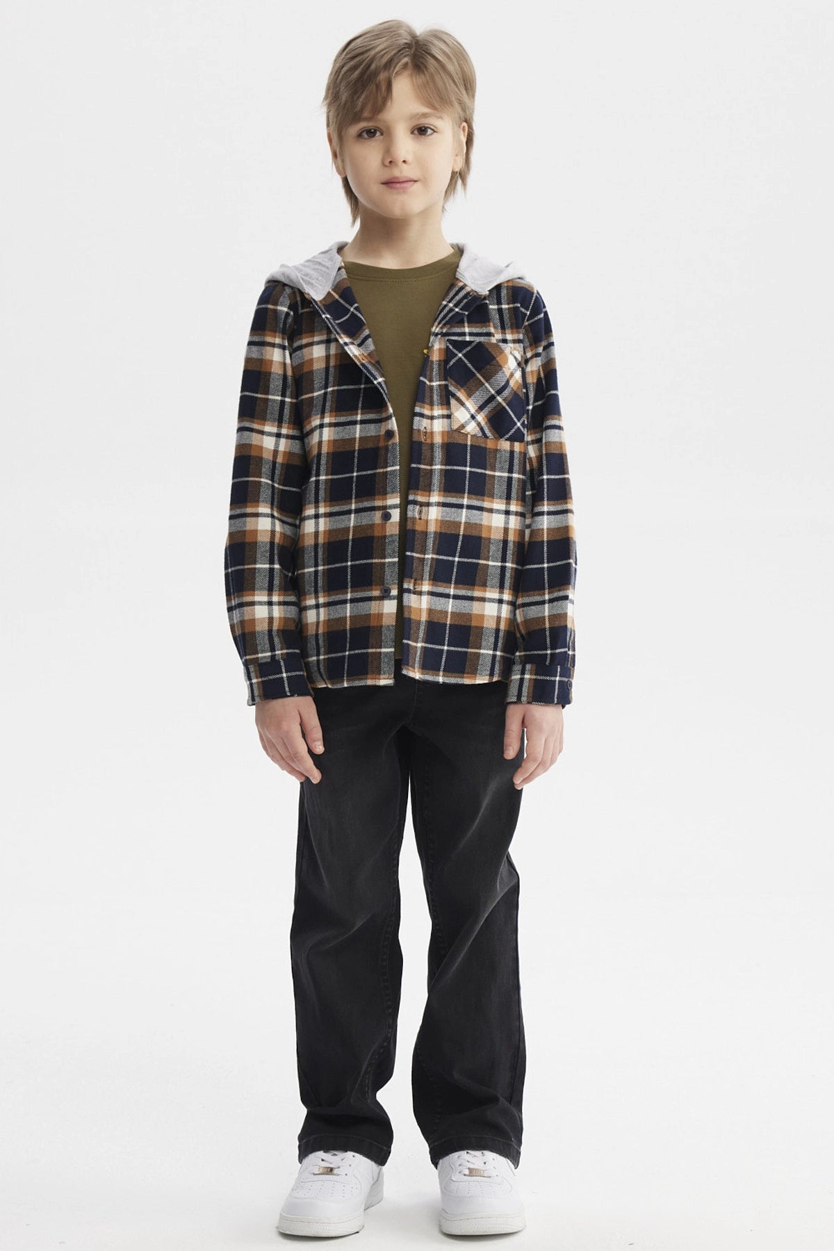 Camisa de niño a cuadros en tonos mostaza azul y blanco con capucha gris estampa a cuadros en todo el frente