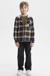Camisa de niño a cuadros en tonos mostaza azul y blanco con capucha gris estampa a cuadros en todo el frente