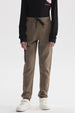 Pantalón buzo niño pitillo café claro con cintura elástica y cordón negro prenda lisa y ajustada