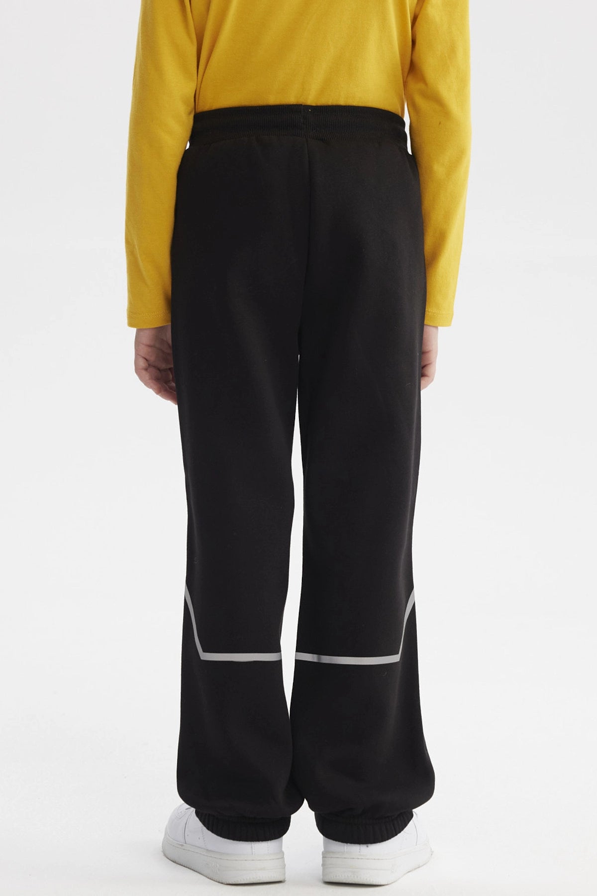 Pantalón buzo negro para niño con bolsillos y ajuste en cintura estampa blanca pequeña lateral "SUPER TEAM"