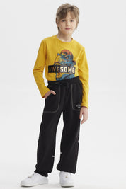 Pantalón buzo negro para niño con bolsillos y ajuste en cintura estampa blanca pequeña lateral "SUPER TEAM"