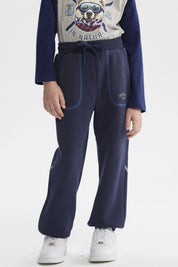 Pantalón buzo azul niño con ajuste en la cintura bolsillos delanteros y detalle de texto pequeño en el lateral izquierdo