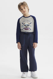 Pantalón buzo azul niño con ajuste en la cintura bolsillos delanteros y detalle de texto pequeño en el lateral izquierdo