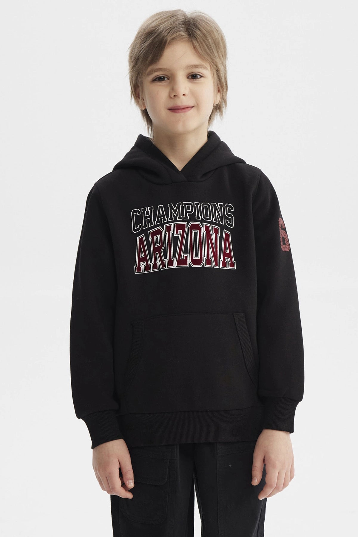 Polerón negro con gorro para niño estampa Champions Arizona en el pecho estilo universitario casual