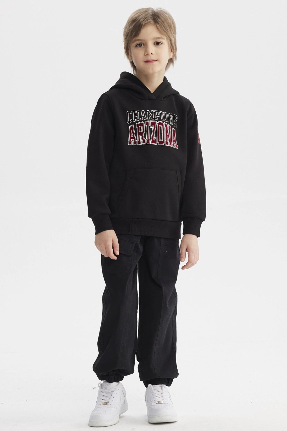 Polerón niño negro con capucha estampa CHAMPIONS ARIZONA grande en el pecho estilo casual deportivo sin diseño adicional