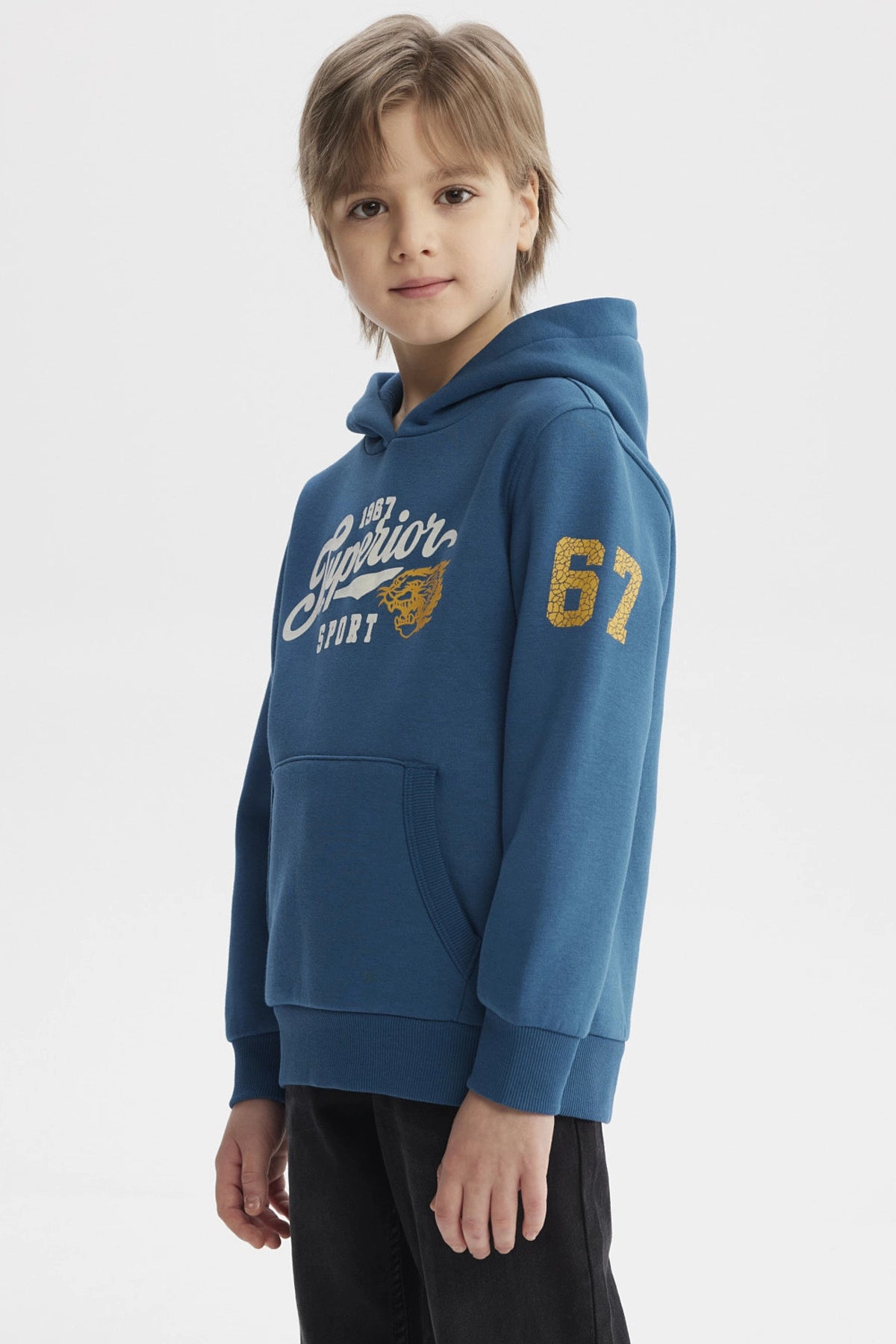 Polerón niño azul petróleo con gorro y estampa frontal de tigre y texto Superior Sport en estilo deportivo casual