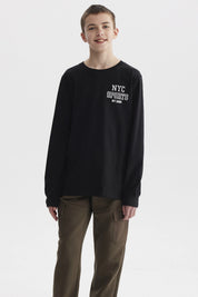 Polera negra de niño con estampa 'NYC SPORTS NY 1898' en el pecho estilo casual y urbano sin estampas adicionales