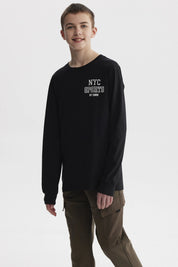 Polera negra de niño con estampa 'NYC SPORTS NY 1898' en el pecho estilo casual y urbano sin estampas adicionales