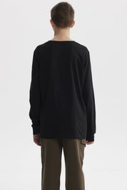 Polera negra de niño con estampa 'NYC SPORTS NY 1898' en el pecho estilo casual y urbano sin estampas adicionales