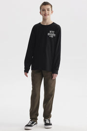 Polera negra de niño con estampa 'NYC SPORTS NY 1898' en el pecho estilo casual y urbano sin estampas adicionales