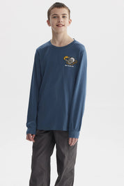 Polera azul petróleo de niño con estampado de audífonos y texto Music is my life en el pecho estilo gráfico pequeño