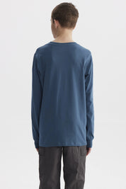 Polera azul petróleo de niño con estampado de audífonos y texto Music is my life en el pecho estilo gráfico pequeño