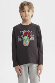 Polera de niño marengo con estampado de dinosaurio rockero con audífonos y gorra roja en el centro estilo dibujo animado