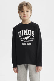 Polera niño negra con estampa blanca de dinosaurio y texto Dinos Epic Team en el pecho estilo universitario casual
