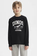 Polera niño negra con estampa blanca de dinosaurio y texto Dinos Epic Team en el pecho estilo universitario casual