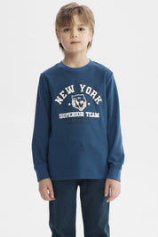 Polera niño azul petróleo con puños y estampa central de tigre y texto New York Superior Team estilo deportivo