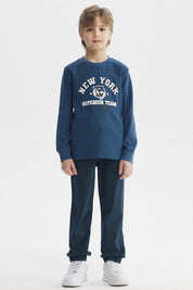 Polera niño azul petróleo con puños y estampa central de tigre y texto New York Superior Team estilo deportivo
