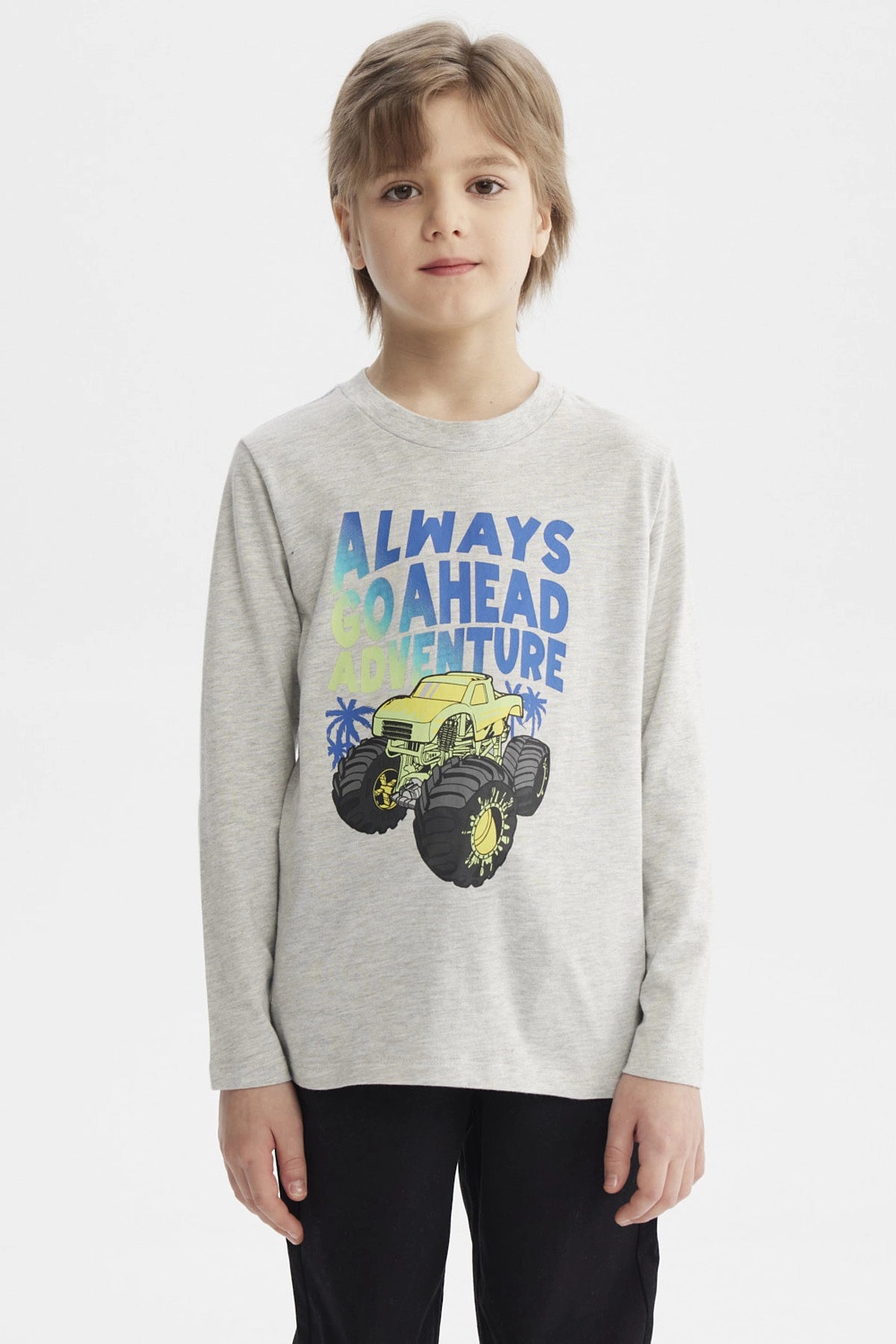 Polera gris melange de manga larga para niño con diseño de camión monstruo amarillo y texto Always Go Ahead Adventure