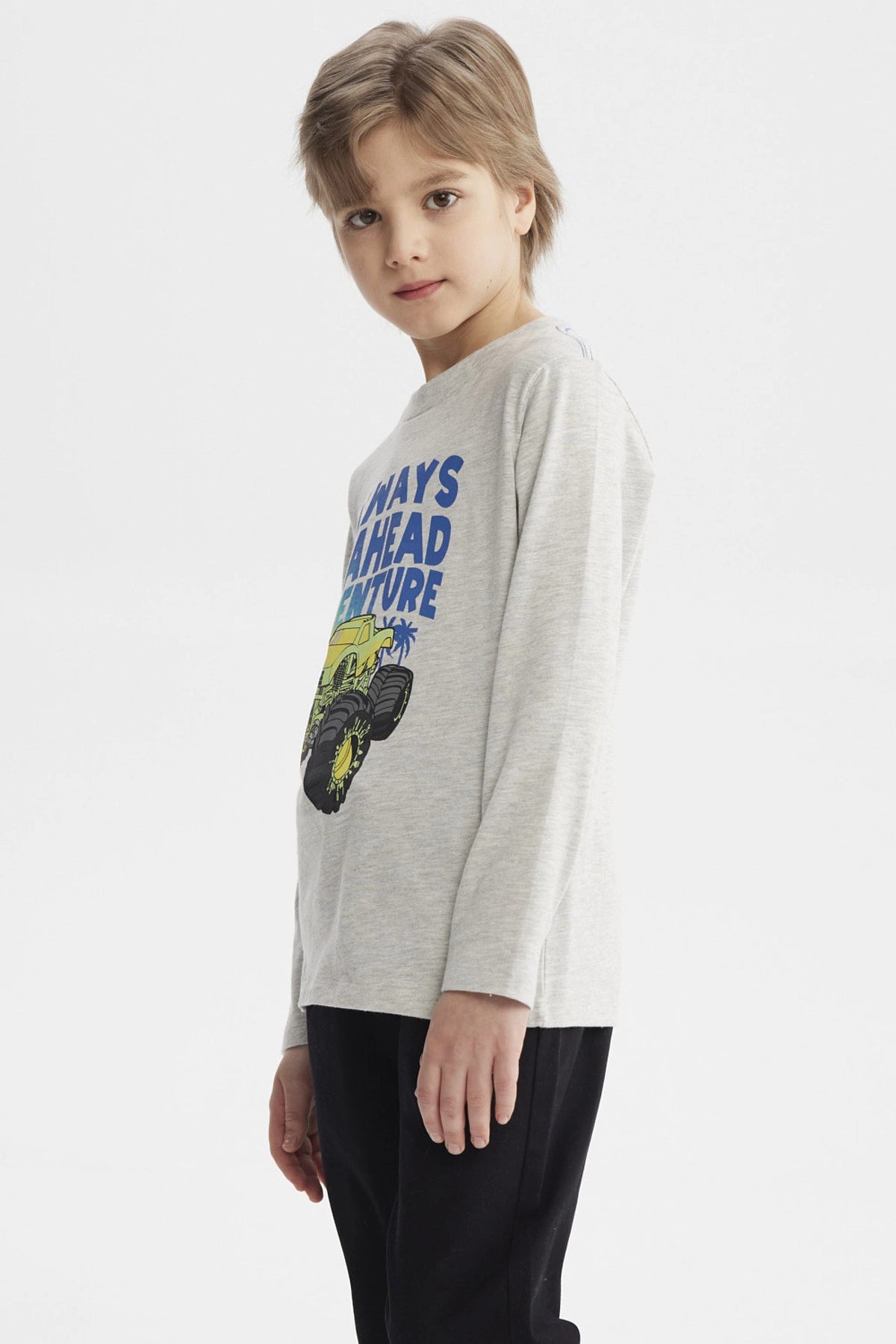Polera gris melange de manga larga para niño con diseño de camión monstruo amarillo y texto Always Go Ahead Adventure