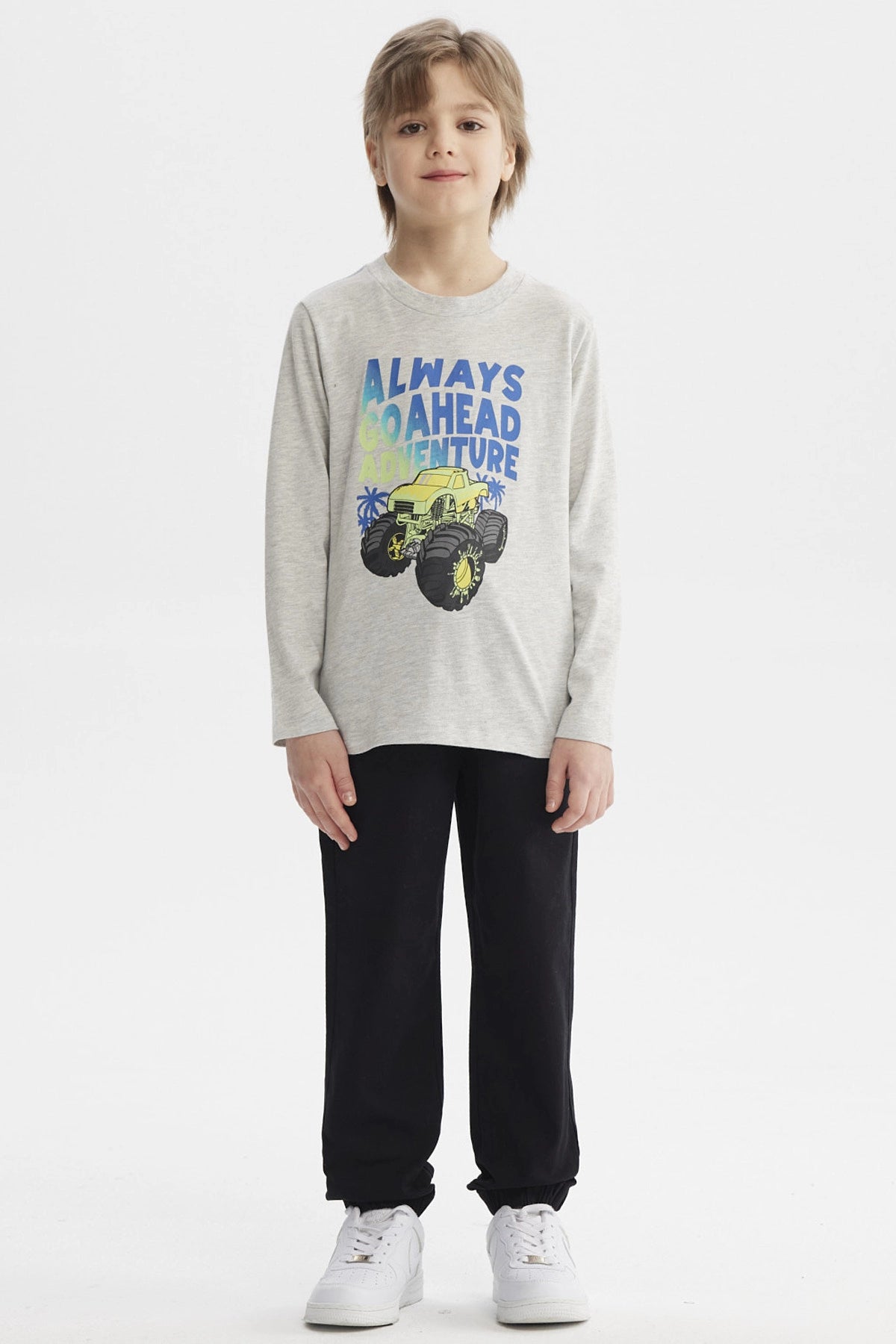 Polera gris melange de manga larga para niño con diseño de camión monstruo amarillo y texto Always Go Ahead Adventure