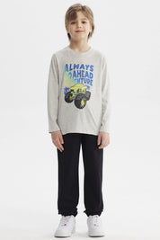 Polera gris melange de manga larga para niño con diseño de camión monstruo amarillo y texto Always Go Ahead Adventure