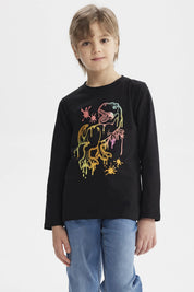 Polera negra de niño con estampa de dinosaurio multicolor en el frente estilo gráfico con salpicaduras