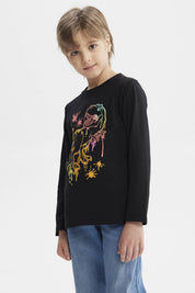 Polera negra de niño con estampa de dinosaurio multicolor en el frente estilo gráfico con salpicaduras