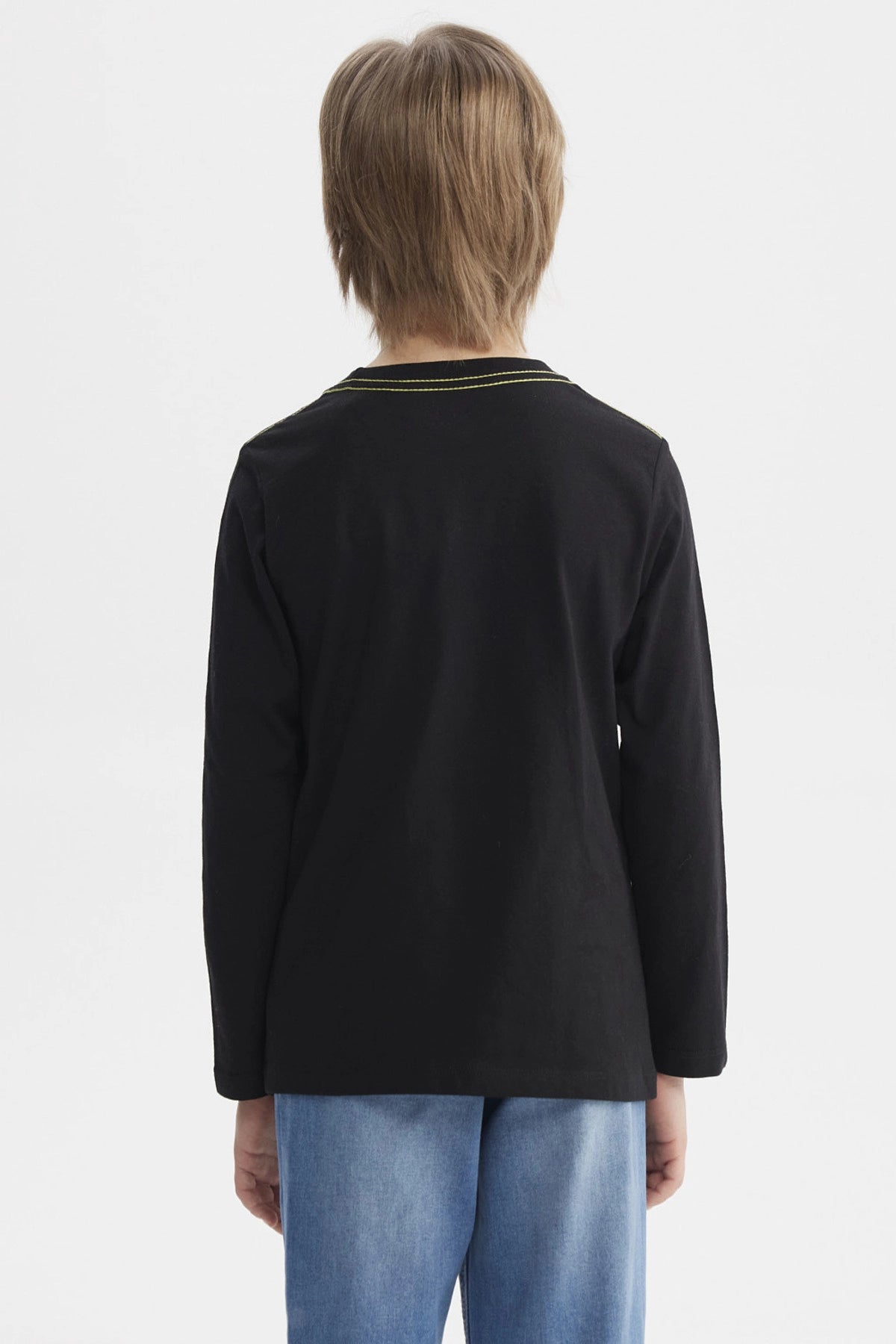 Polera negra de niño con estampa de dinosaurio multicolor en el frente estilo gráfico con salpicaduras