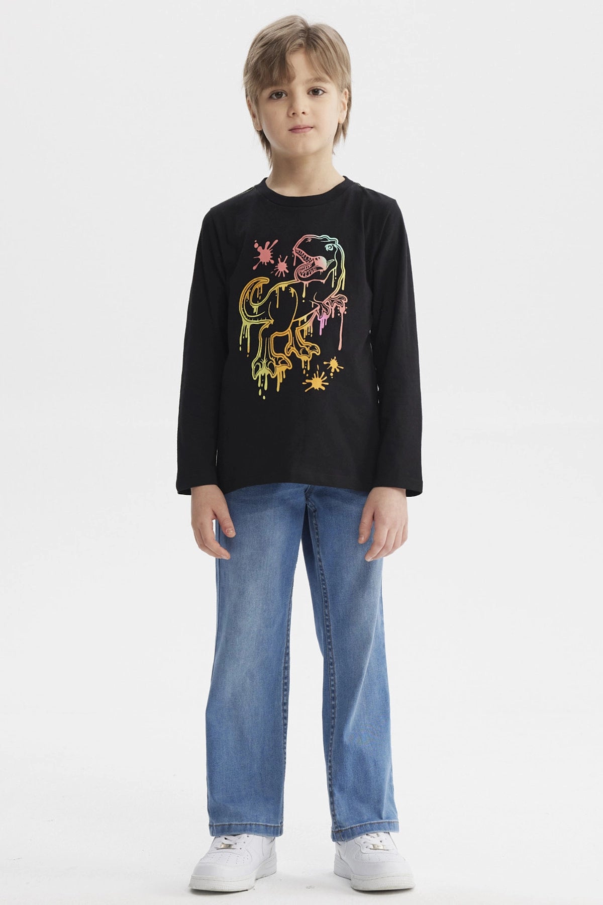 Polera negra de niño con estampa de dinosaurio multicolor en el frente estilo gráfico con salpicaduras