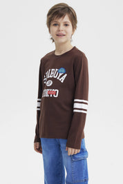 Polera slim café para niño con texto Shibuya Tokyo en el pecho y detalles gráficos urbanos manga larga con rayas blancas