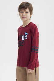 Polera de niño burdeo con estampado frontal de texto y símbolos coloridos estilo casual y moderno sin estampado trasero