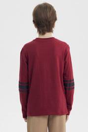 Polera de niño burdeo con estampado frontal de texto y símbolos coloridos estilo casual y moderno sin estampado trasero