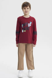Polera de niño burdeo con estampado frontal de texto y símbolos coloridos estilo casual y moderno sin estampado trasero