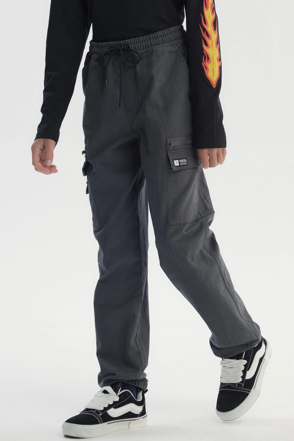 Pantalón pitillo marengo para niño con bolsillos laterales y cintura ajustable diseño liso cómodo para uso diario