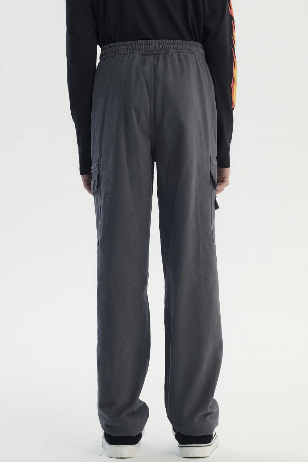 Pantalón pitillo marengo para niño con bolsillos laterales y cintura ajustable diseño liso cómodo para uso diario