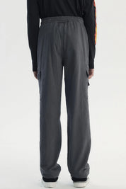 Pantalón pitillo marengo para niño con bolsillos laterales y cintura ajustable diseño liso cómodo para uso diario