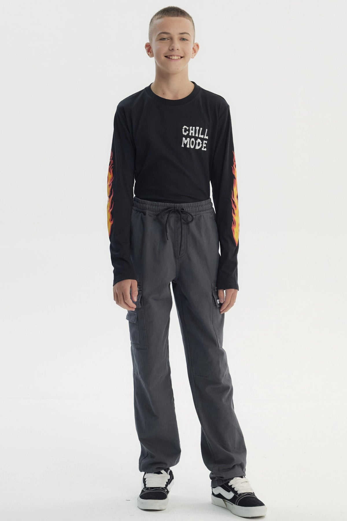 Pantalón pitillo marengo para niño con bolsillos laterales y cintura ajustable diseño liso cómodo para uso diario