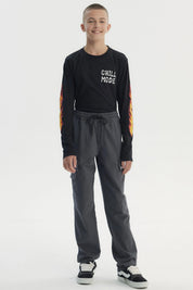 Pantalón pitillo marengo para niño con bolsillos laterales y cintura ajustable diseño liso cómodo para uso diario