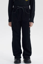 Pantalón niño pitillo negro con costuras visibles y cintura elástica la prenda es lisa