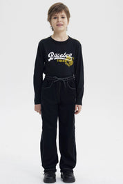 Pantalón niño pitillo negro con costuras visibles y cintura elástica la prenda es lisa