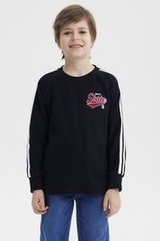 Polera niño negra con textura bicolor con texto True State 8 en el pecho diseño casual con líneas blancas en las mangas