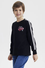 Polera niño negra con textura bicolor con texto True State 8 en el pecho diseño casual con líneas blancas en las mangas