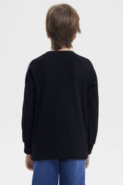 Polera niño negra con textura bicolor con texto True State 8 en el pecho diseño casual con líneas blancas en las mangas