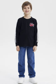 Polera niño negra con textura bicolor con texto True State 8 en el pecho diseño casual con líneas blancas en las mangas