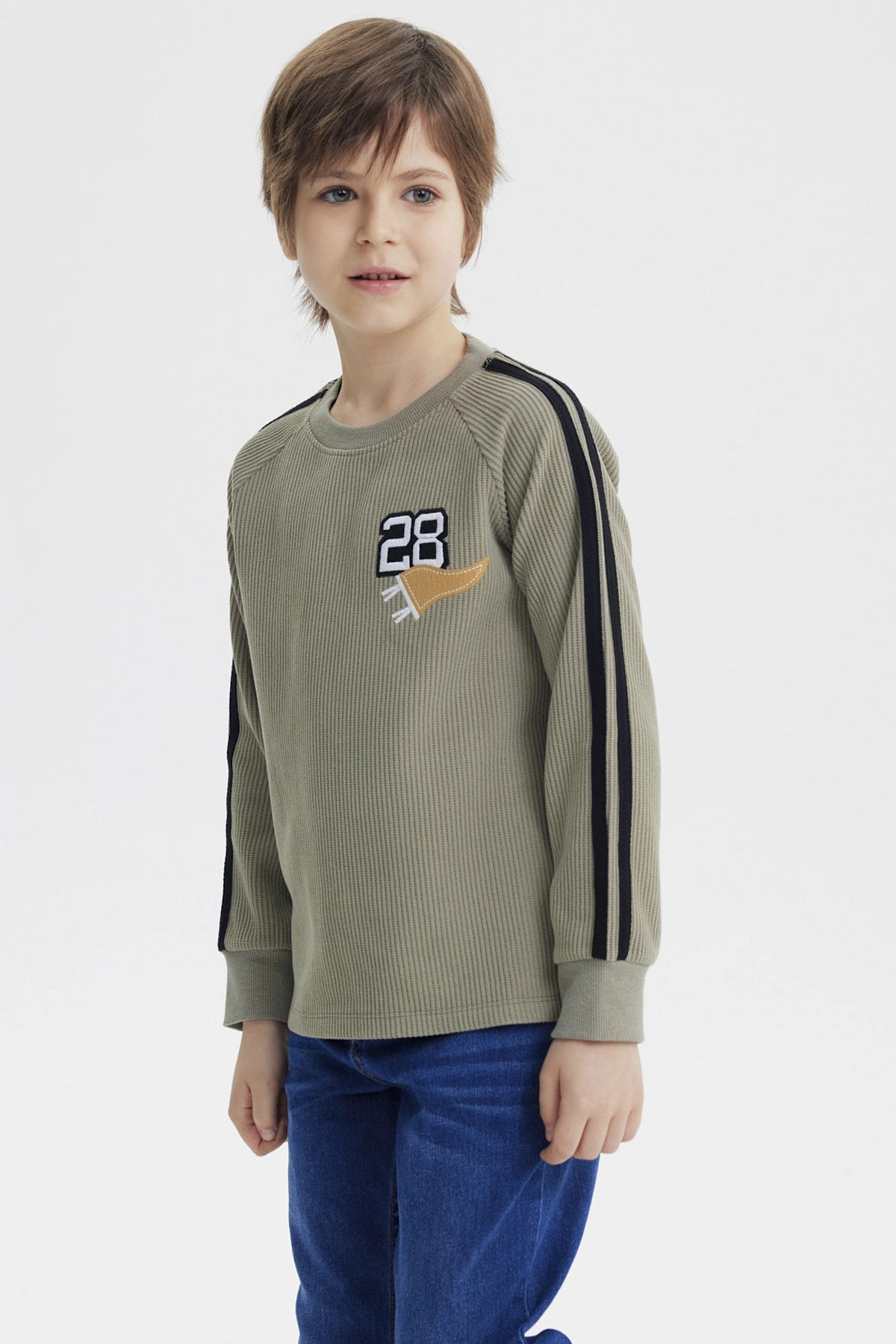 Polera verde militar texturizada con número 28 y sol en el pecho estilo deportivo manga larga